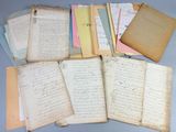 un assortiment de vieilles lettres et de vieux papiers posés sur une table