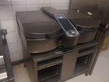 une photo d'une cuisine équipée de nombreux appareils électroménagers