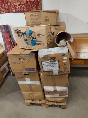 de nombreuses boîtes empilées dans une pièce