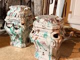 deux vases posés l'un à côté de l'autre sur le sol