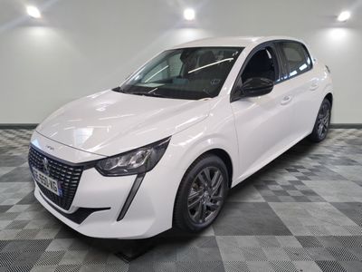 la voiture blanche est garée sur un sol en damier dans le garage