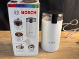 La boîte du mixeur Bosch est posée sur la table.