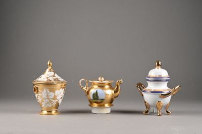 Suite de deux sucriers et une verseuse en porcelaine à décor…