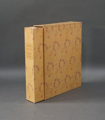 un vieux livre à la couverture fleurie posé sur une table