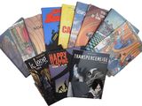 un grand nombre de livres posés sur une table