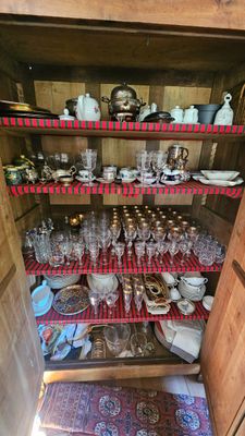 un buffet sur lequel sont posés de nombreux plats et verres