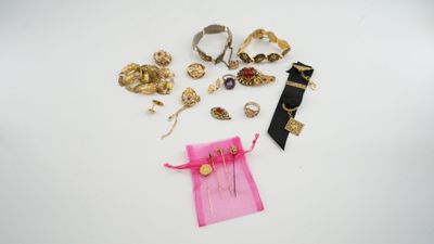Lot de bijoux fantaisies en 4 broches, deux bagues, 2 penden… - Photo 1