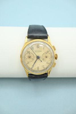 un gros plan d'une montre-bracelet posée sur une serviette