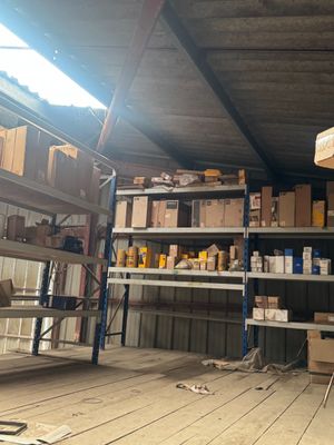 une pièce avec des étagères et des cartons posés par terre