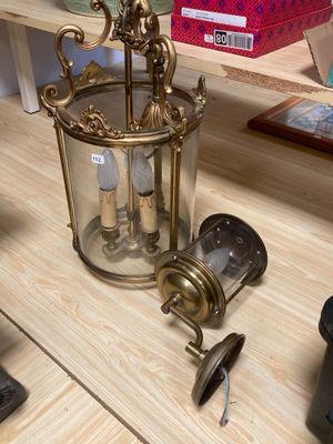 une lampe posée sur une table à côté d'autres objets