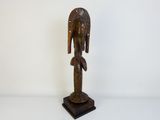 une image d'une sculpture en bois représentant un oiseau sur un support