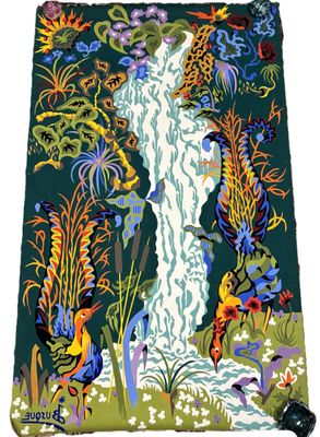 une tapisserie colorée avec une cascade au centre