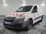 la camionnette blanche est garée sur le sol en damier d'une pièce