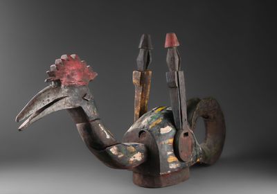 une image représentant une sculpture d'un oiseau tenant une fleur dans son bec