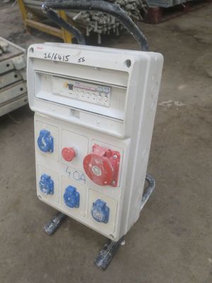une machine qui se trouve au milieu d'un terrain