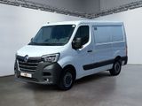 La camionnette blanche est garée dans une grande pièce aux murs blancs.