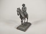 statue d'un homme à cheval, posée sur un socle, sur fond blanc