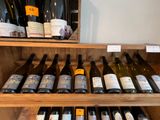 de nombreuses bouteilles de vin sur les étagères du magasin