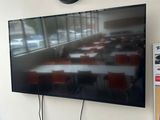 un grand téléviseur à écran plat accroché au mur