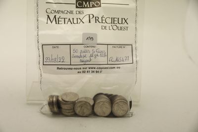 un sac de pièces de monnaie posé sur une table