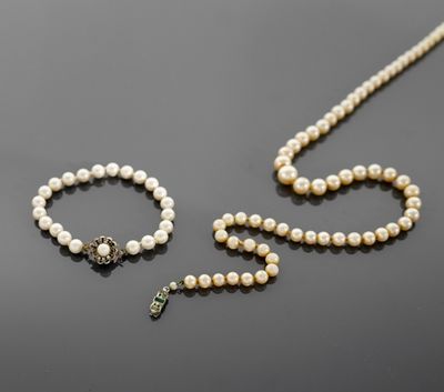 Un lot comprenant un collier et un bracelet de perles d'imit…