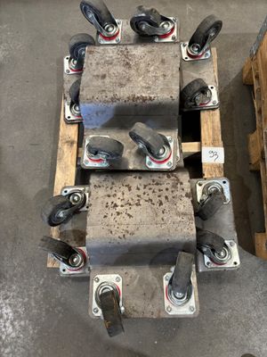 quatre roues posées sur une palette en bois dans un entrepôt