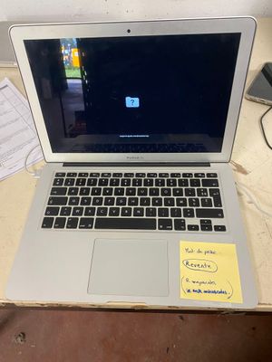 l'image d'un ordinateur portable posé sur une table en bois