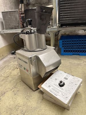 une machine posée sur le sol à côté d'une boîte