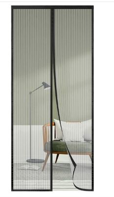 une photo d'une porte-fenêtre coulissante dans un salon