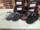 Plusieurs paires de chaussures pour homme sont alignées sur une table