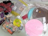 une table sur laquelle se trouvent de nombreux objets