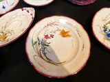 plusieurs assiettes posées sur une table