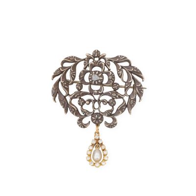 un gros plan d'une broche ornée d'un pendentif en forme de larme