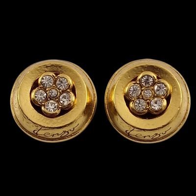 deux paires de boucles d'oreilles en or et diamants sur fond noir