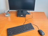 un ordinateur posé sur un bureau, équipé d'un clavier et d'un écran