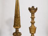une paire de bougeoirs anciens en laiton sur socles, sur fond blanc