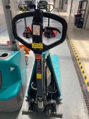 un chariot élévateur garé à l'intérieur d'un bâtiment