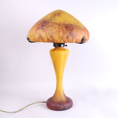 une image représentant une lampe avec un abat-jour jaune sur fond blanc