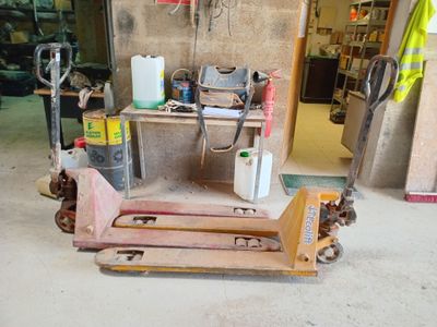 2 transpalettes manuels anciens modèles dont 1 hs - VENDU SU…