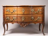 une vieille commode en bois avec des poignées et des tiroirs en laiton