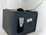 un petit coffre-fort fixé au mur au-dessus d'un radiateur