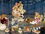 de nombreuses figurines exposées dans une vitrine