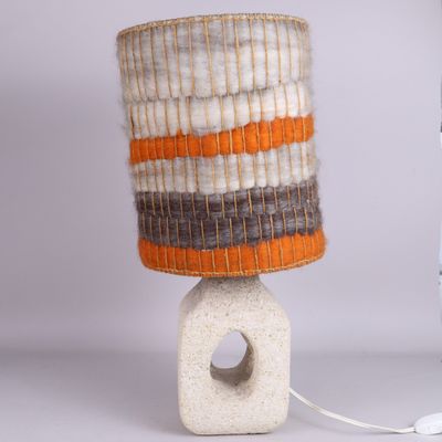 une lampe posée sur une table à côté d'une lampe