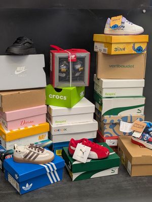 plein de cartons et encore des cartons de chaussures par terre