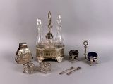 un assortiment d'objets en argent et en verre, comprenant notamment une bouteille, une cuillère et un repose-cuillère