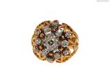une image d'une bague en or et diamants sur fond blanc