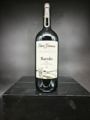 une bouteille de vin posée sur une boîte noire
