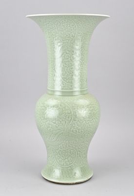 Vase chinois en faïence émaillée verte, orné d'un motif floral