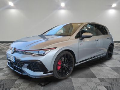 Une Volkswagen Golf GT-R 2020 argentée est garée sur un sol à damier