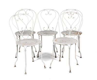 Suite de cinq chaises de jardin en fer forgé laqué blanc, le… - Photo 1